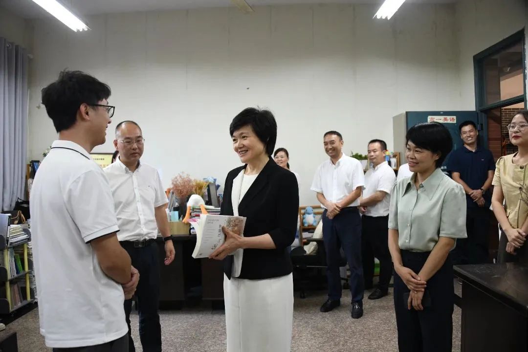首页>侨乡聚焦>侨乡聚焦>9月7日,县委书记林霞赴青田中学,华侨实验